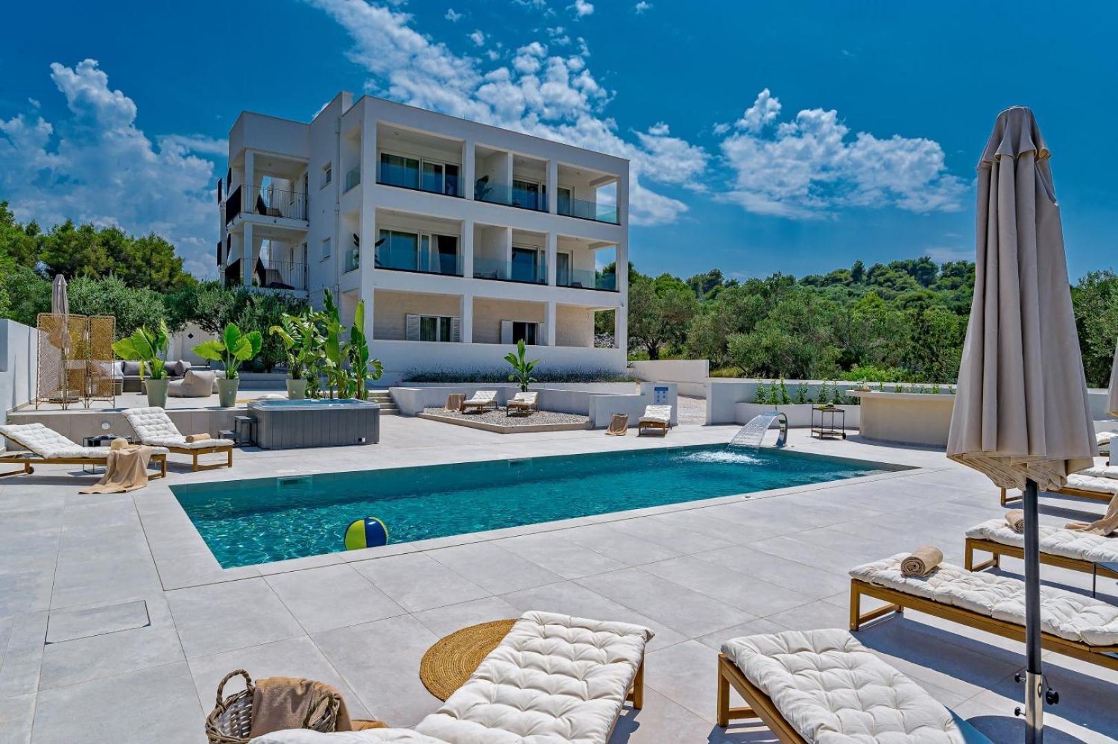 Luxury Villa Del Sogno With Pool, Jacuzzi, Parking Okrug Gornji Luaran gambar